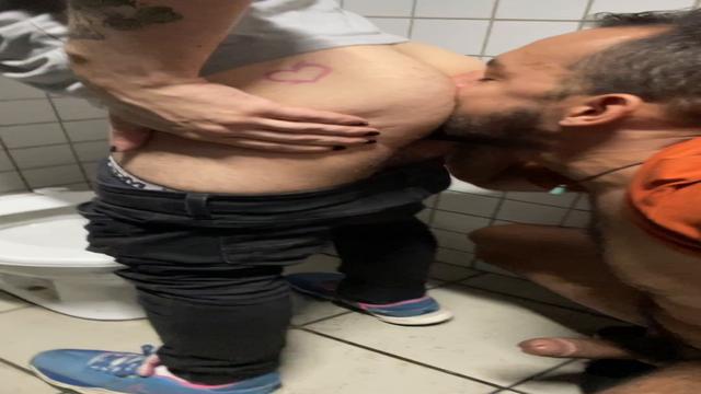 BANHEIRÃO - SAFADO COM TESÃO DEU GOSTOSO NO WC