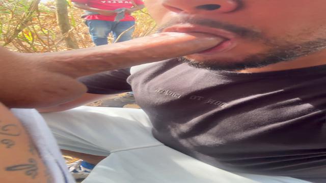 Mamando dois putinhos no meio da trilha 