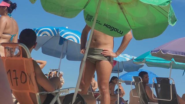 Manjando malas na sunga na praia do Leblon .