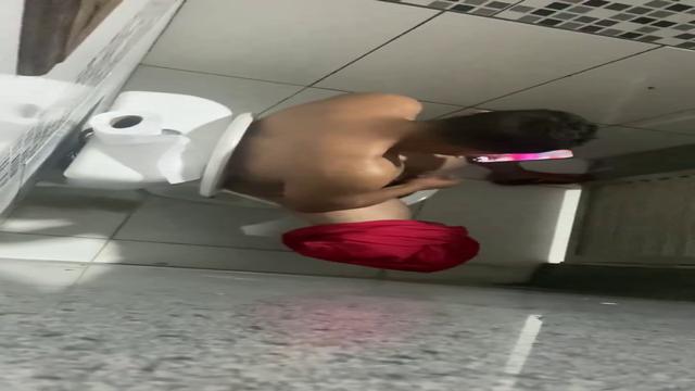 Batendo uma no banheiro 