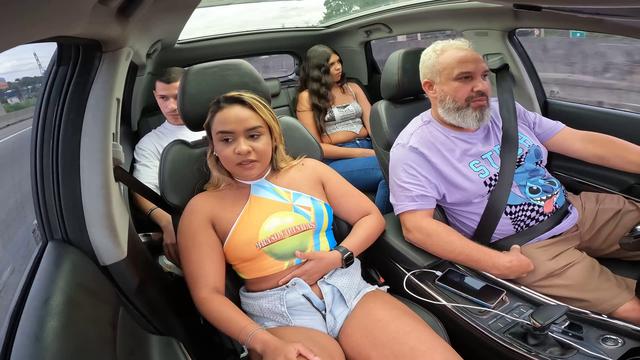 A novinha peladinha na carona se divertindo pelas ruas de Cajamar - SP onde mora  - Nands Ninfetinha