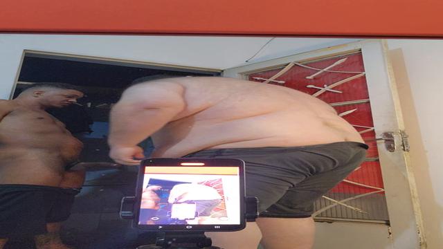 Coloquei o gordao pra mamar na porta de casa 