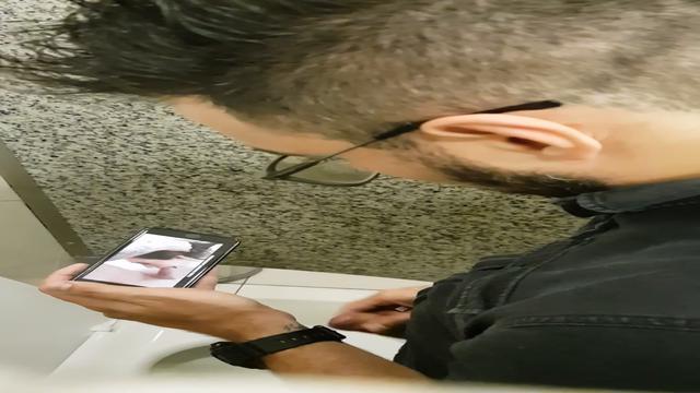 Peguei o cara do RH batendo uma gostosa  o banheiro