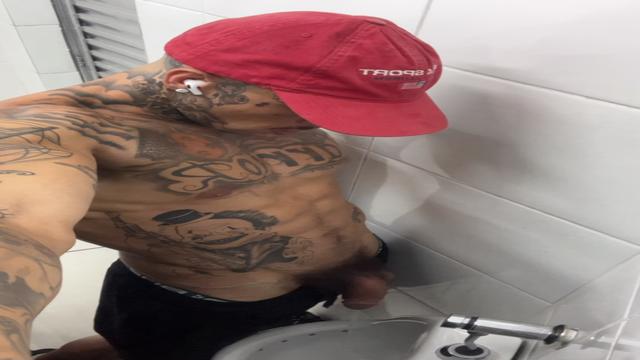 Mijao no banheiro da academia 