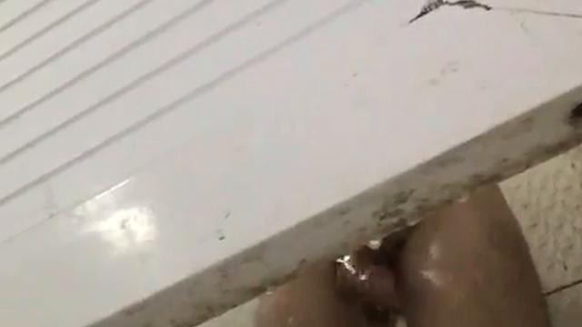 Caminhoneiro no banho
