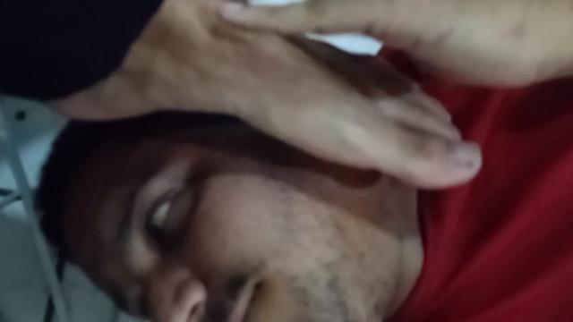 Lambendo o pé do amigo do trabalho