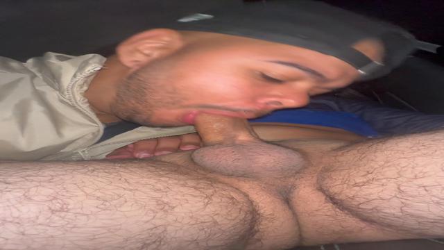 Mamando gostoso a pica do uber