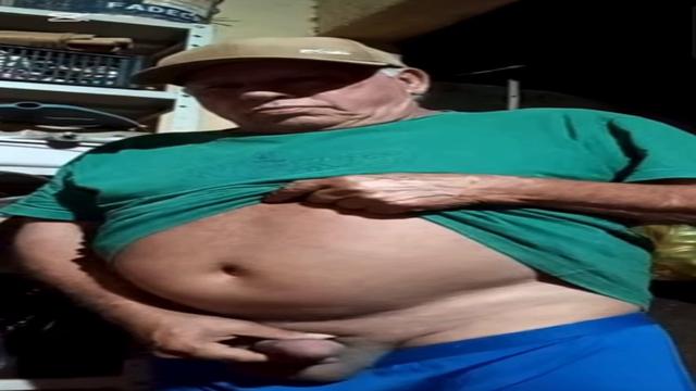 Esse aposentado lindo gostoso gozou na garagem de ca...