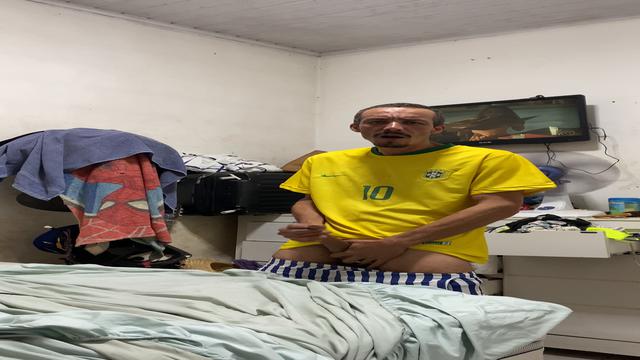 Exibindo meu kct no espelho com uma punheta incrível. 