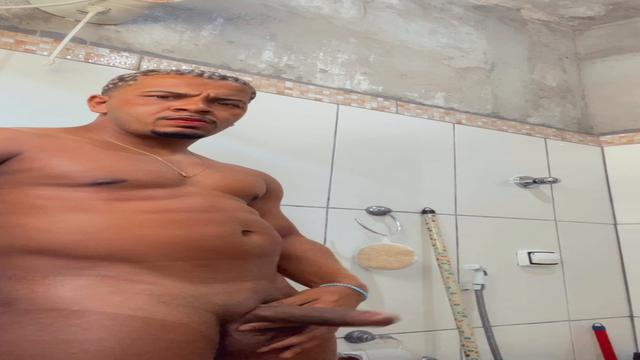 Punhetando no banho 1