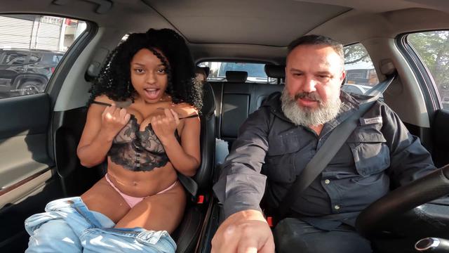 Novinha distribui beijos nas ruas após pagar um boquete na carona do Ted - Vicky Menage