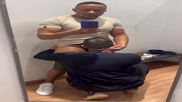 Mamada gostosa no provador da loja