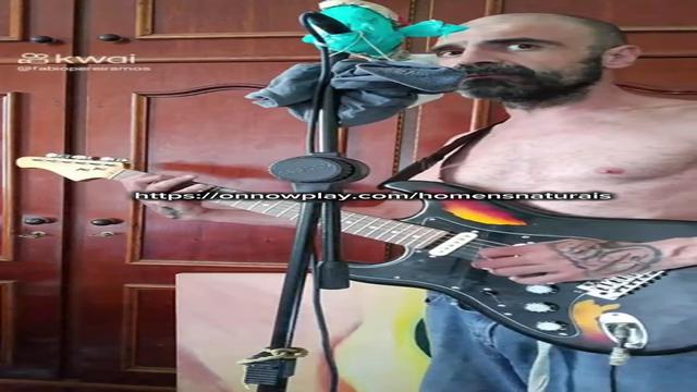 Cantor doido... tocando pelado