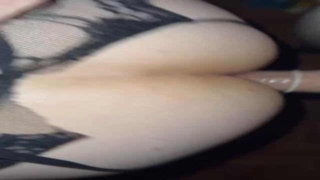 Loirinho nerd de 18 anos aliviando o cacete na cuceta 