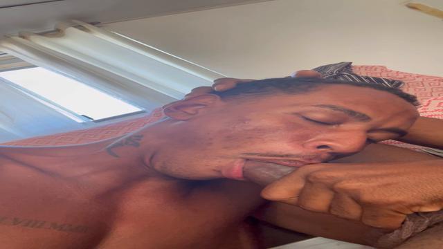 Ele me deu pau e leite de café da manhã 
