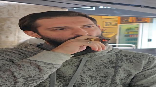 Fumando um charuto ao ar livre