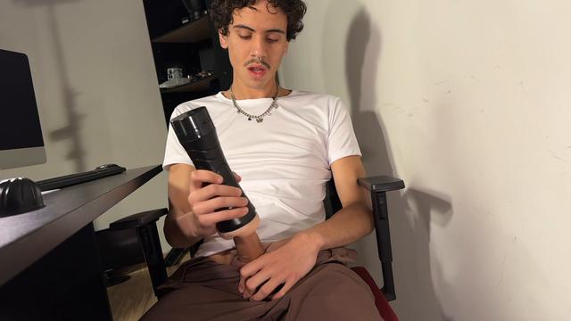 TWINK BATENDO UMA PUNHETA NA HORA DO EXPEDIENTE