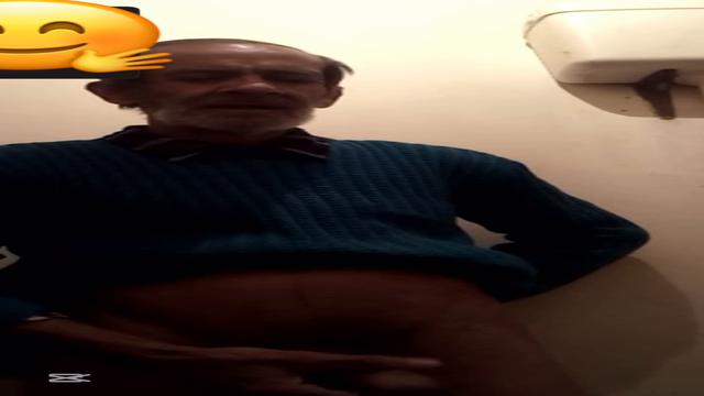 Aposentado inédito roludo meia bomba dando leitinho ...