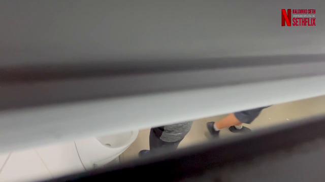 espiando essa pica pela brecha da porta do banheiro ...