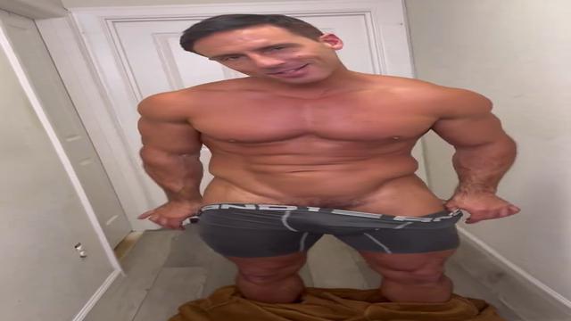 Macho gostoso seduzindo 