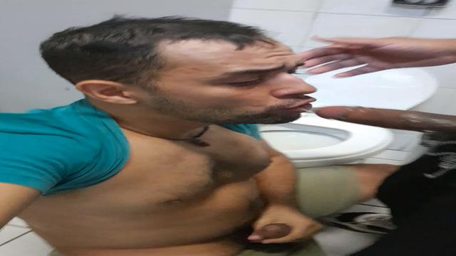 BANHEIRÃO - BANHEIRÃO SAFADO COM UM FRENTISTA