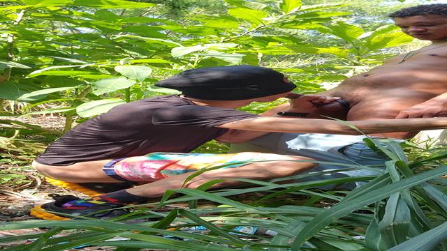 Pegacao no parque 