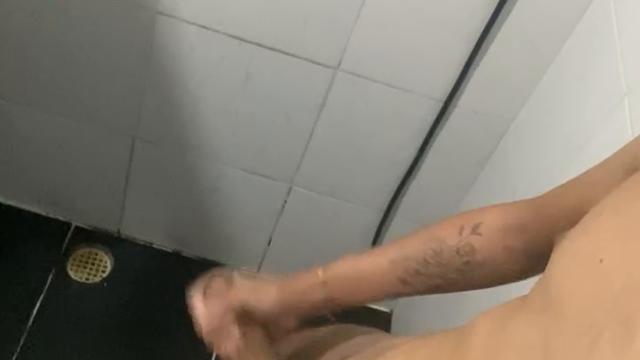 Aquela aliviada gostosa no banho
