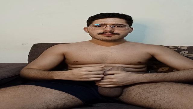 Quem manda é a pica,eu só obedeço e fico burrão de tesão