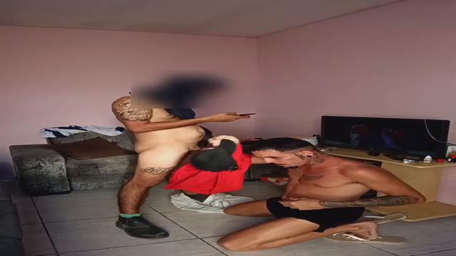 Hétero adora ver a esposa pelada no celular em quant...