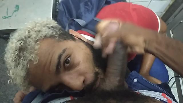 Gozando na cara e empurrando a porra pra boca 