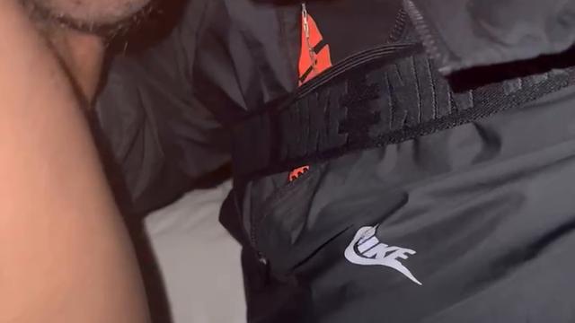 Mamando a pica de um putinho no meio do mato 