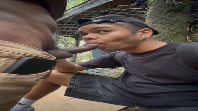 Novinho me colocando pra mamar no parque 