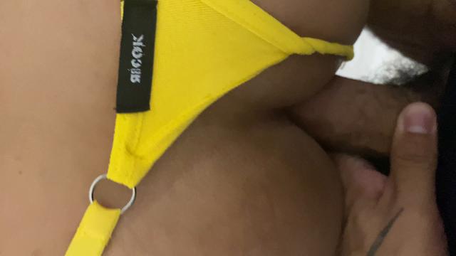 Metendo no rabudo de fio dental