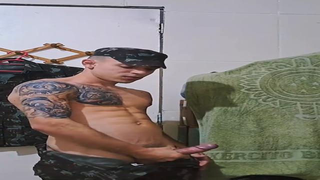 Maloka mostrando sua pica cabeçuda