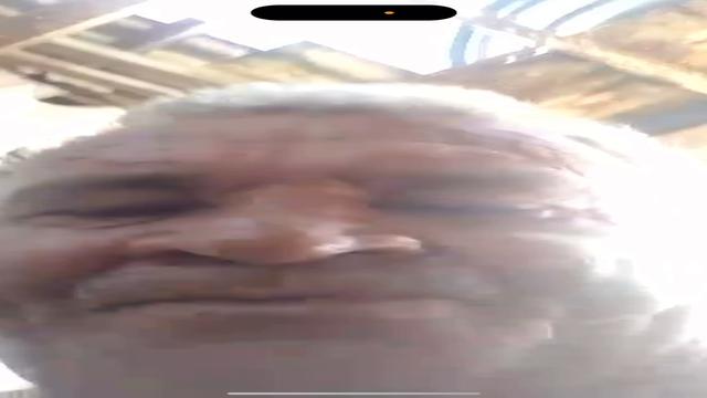 Coroa que trabalha na venda 60 anos pau pequeno mas ...