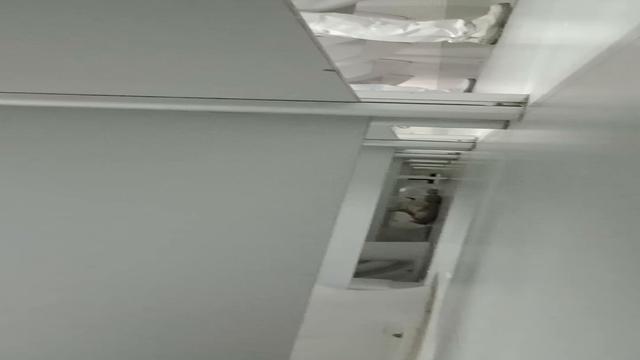 Muitos boys no mictório 