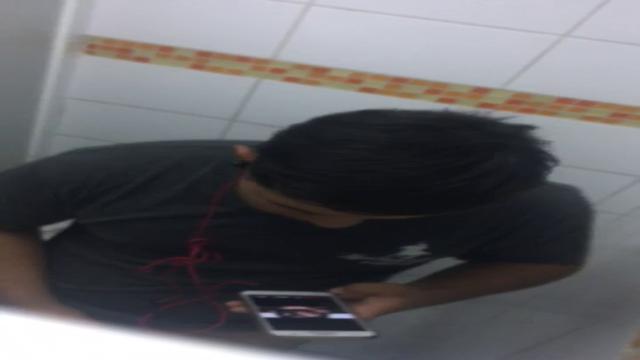 Batendo uma no provador da loja