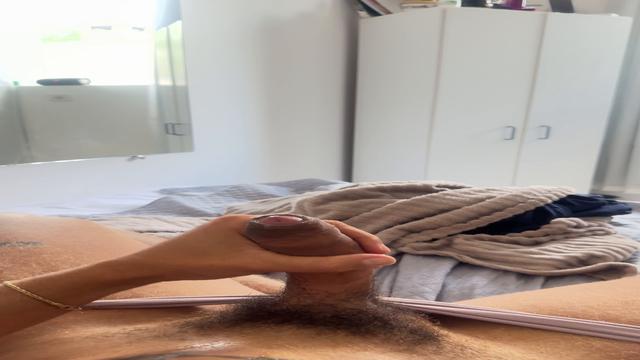 Cacetão duro querendo um cu de macho