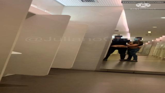 156 - Peguei dois caras no banheiro do shopping. Peg...