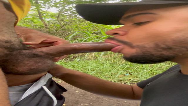 Me arrastou pro mato e leitou gostoso minha boquinha...