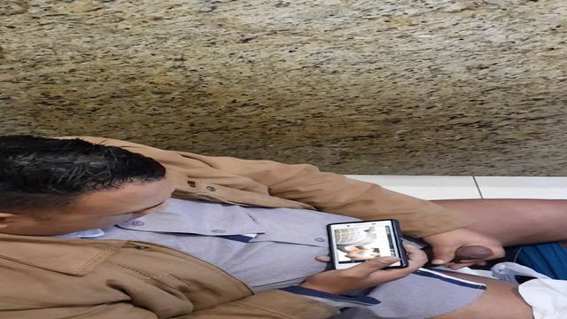 Flagrei um dos diretores da empresa batendo uma e go...