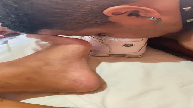 Lambendo Tênis e o Pé do Rei Master Pedro Henrique