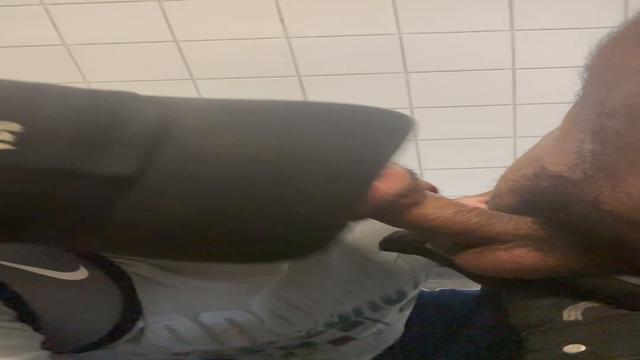 Macho casado me colocando pra mamar 