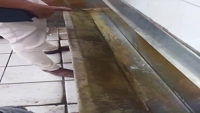 Rolona dessas no mictorio 