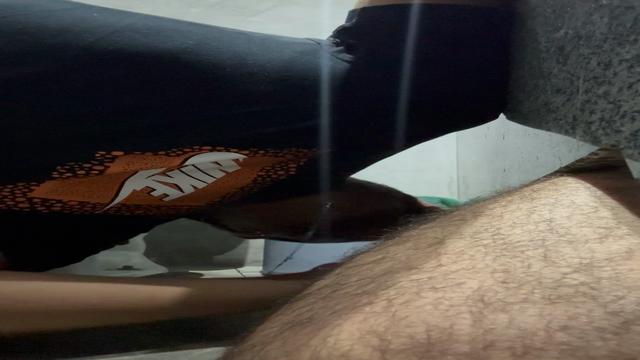 Mamando putao por debaixo do box do banheiro 