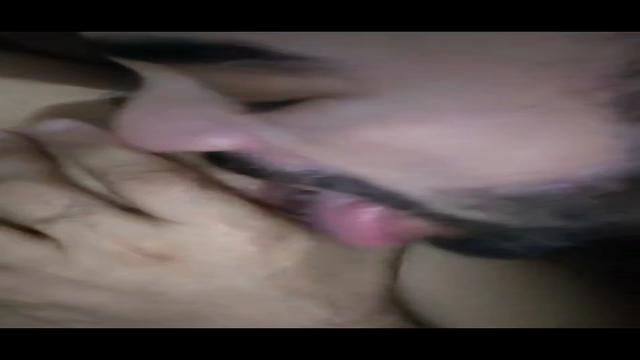 Video 89 - Putao mamando gostoso meus peitos 