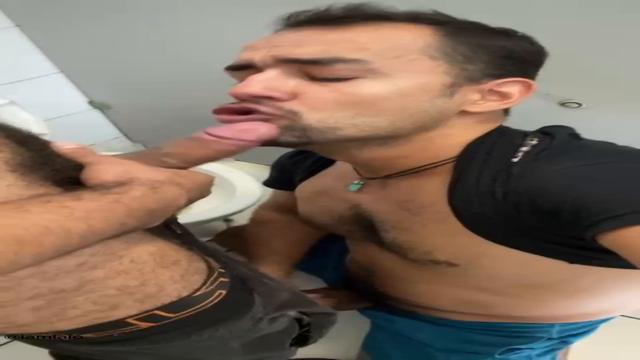 O dia que o Socyal sem camisa me mamou no banheirão.
