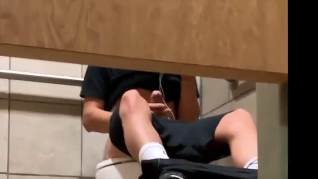 Dotado batendo uma e gozando no banheiro 