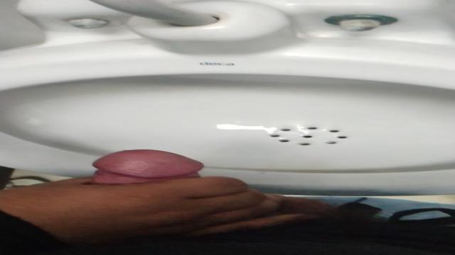 Não amiga no banheiro da estação.