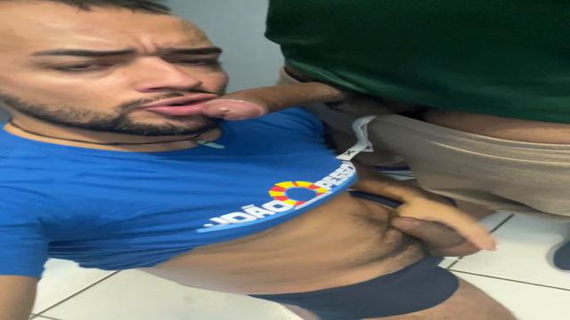 BANHEIRÃO - MAMEI, FUI MAMADO E GOZEI GOSTOSO 